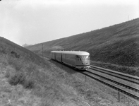 151180 Afbeelding van een diesel-electrisch treinstel DE 3 (serie 11-50) van de N.S. in de ingraving ter hoogte van ...